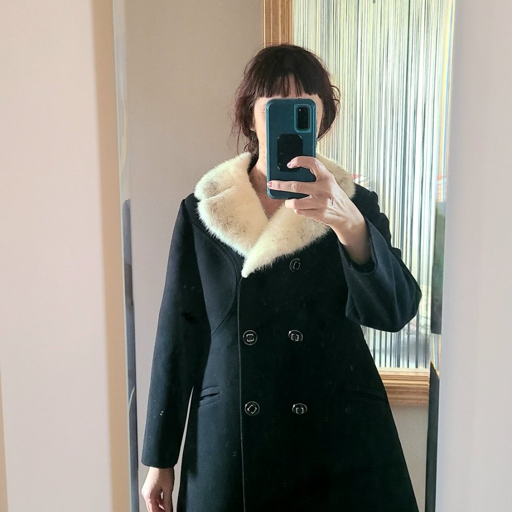 Classic style pure virgin wool black coat with white mink collar. - Picture 14 of 14